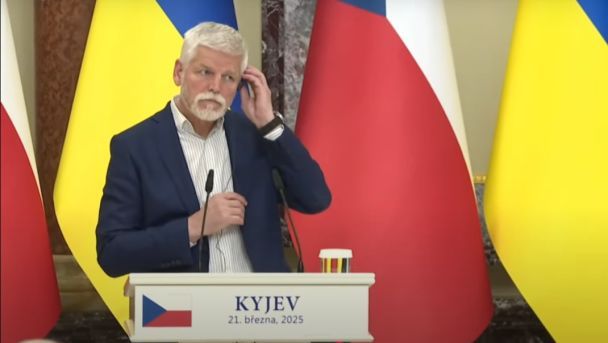Український пілот біля чеського винищувача L-159