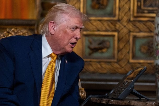 Trump fordert CBS auf, Moderator Stephen Colbert wegen Kritik einzuschläfern