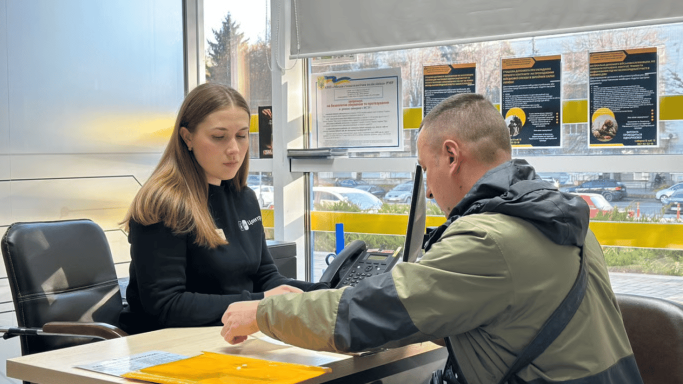 Чоловік біля ТЦК з документами