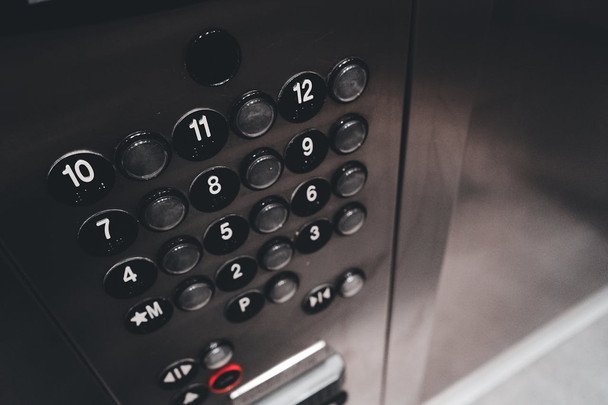 Lift to nie zabawka. Jak uniknąć zagrożeń z dziećmi i zwierzętami?