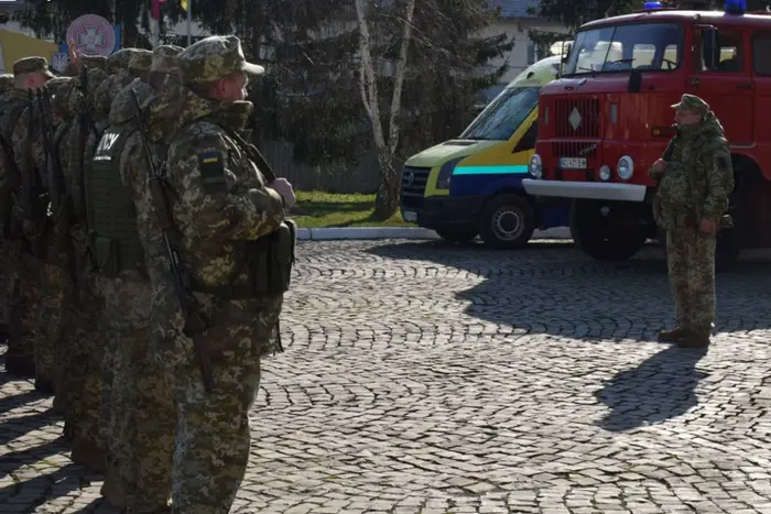 Soldiers with the Ukrainian flag at the border