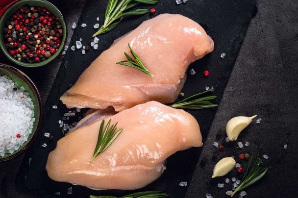 Perfekcyjne gotowanie piersi z kurczaka: klucz do soczystego i delikatnego mięsa