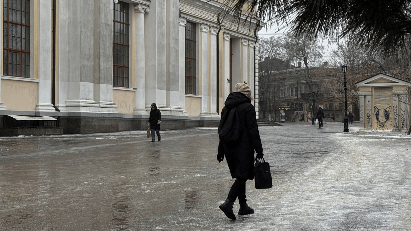 Одесса на льду: как гололед превратил город в каток и угрожает жителям