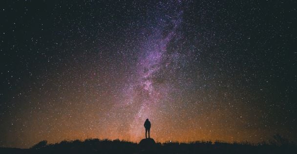 Когда исчезнут черные дыры: новая космологическая модель пересматривает будущее Вселенной