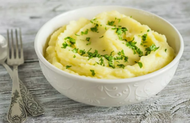 Jak zachować gładkość puree ziemniaczanego po przechowaniu w lodówce?