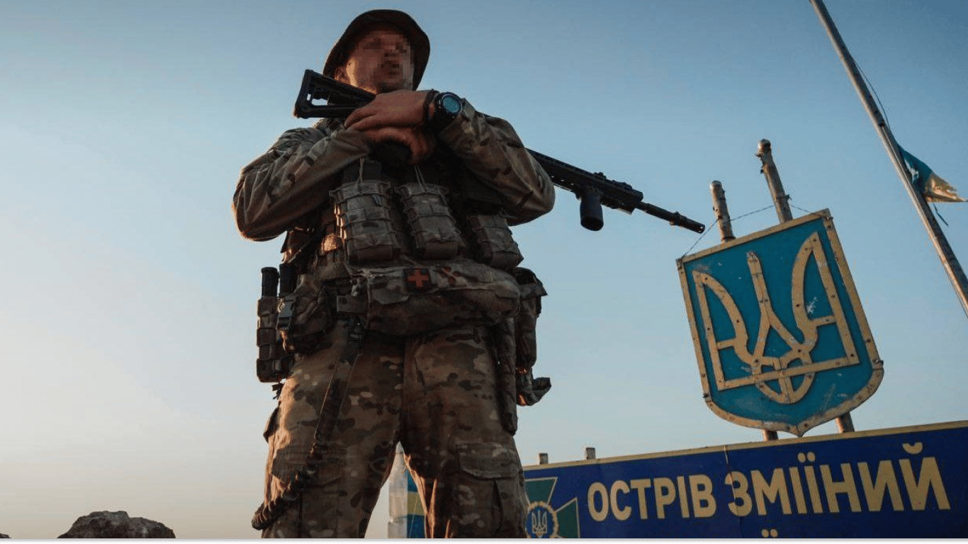 Острів Зміїний обстрілюють росіяни