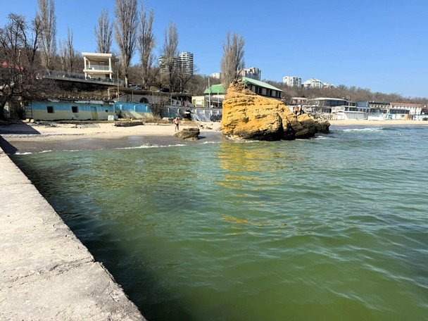 Желтая вода на пляжах Одессы