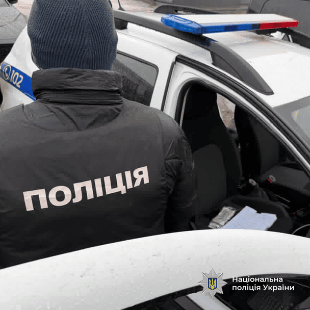 Ucieczka z busa Terytorialnego Centrum Kompletowania. W tle bijatyka z kijem w ręku