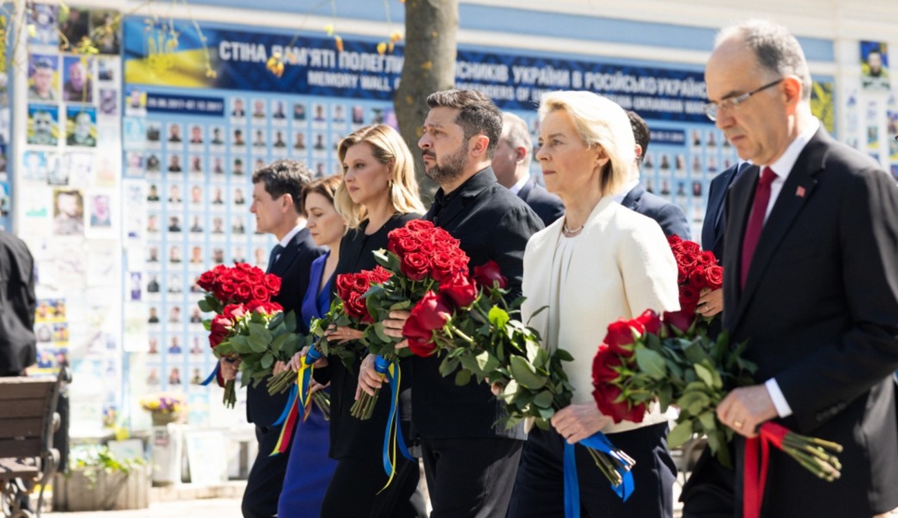 Gedenken an gefallene Soldaten: Selenskyj und internationale Verbündete am ukrainischen Staatstag