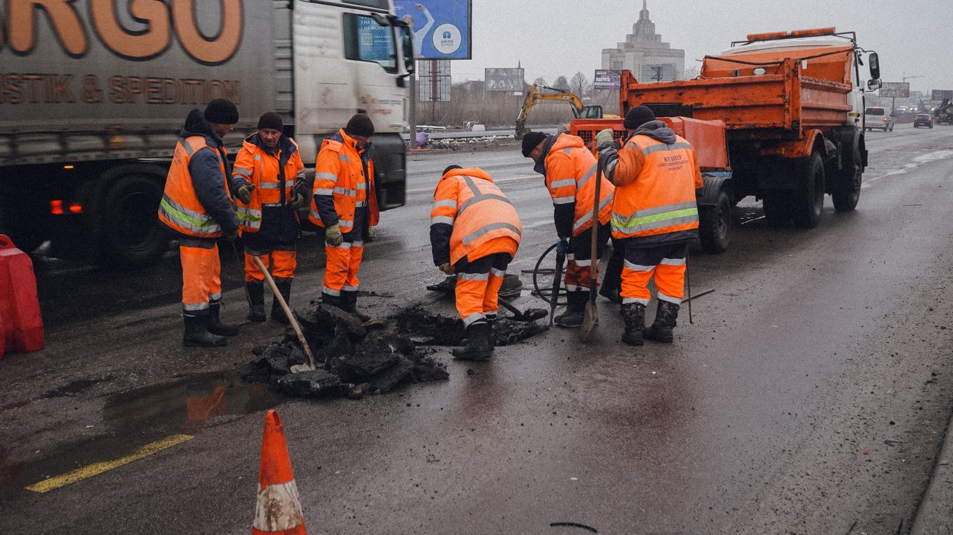 Ekspert o drogach w Kijowie: dlaczego łatane dziury rozpadają się w trzy miesiące