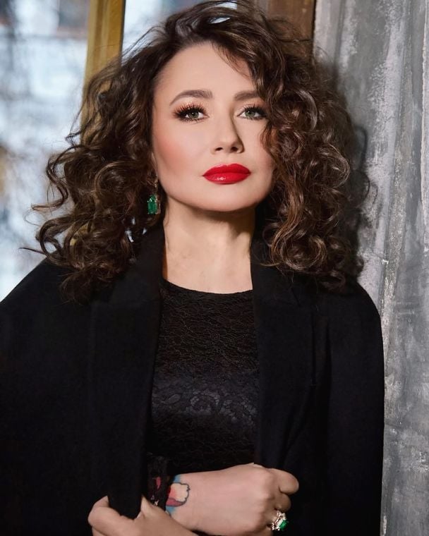 Елена Мозгова на сцене с микрофоном