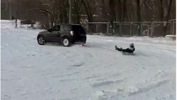 В Полтавской области водитель тащил санки с детьми за автомобилем: девушка серьезно травмирована