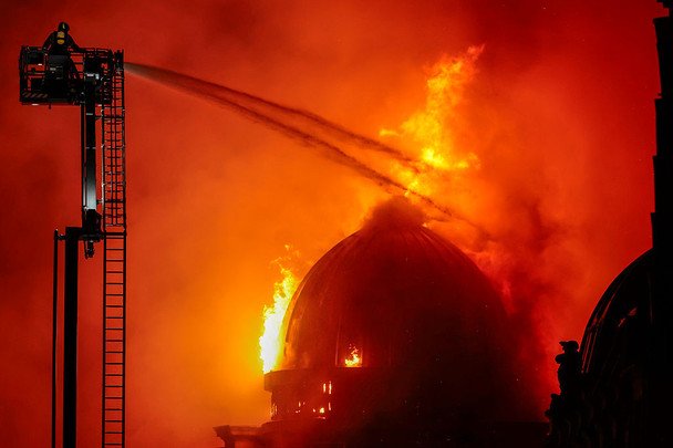 Крупный пожар в Глазго остановил работу центрального вокзала: отменены десятки поездов