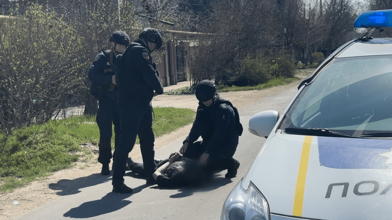 Військовий з гранатою стріляє