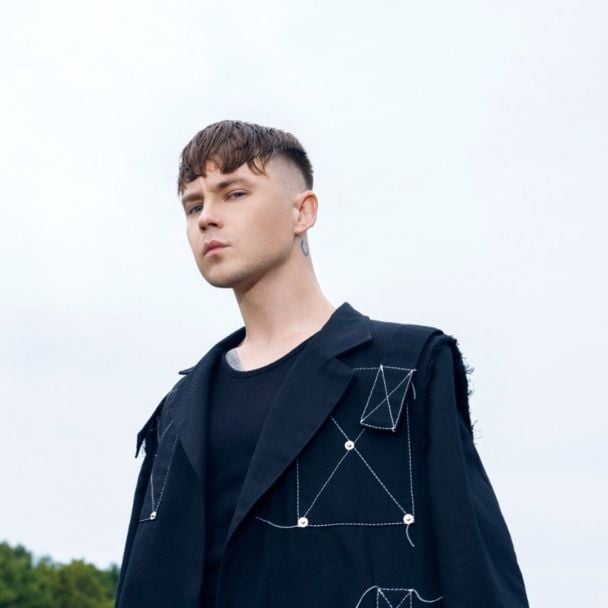 Скандал в Одесской опере: Пивоваров забрался на балкон за цветами