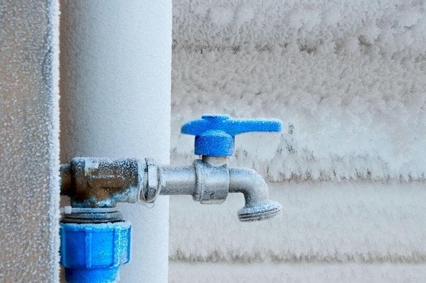 Замёрзшая водопроводная труба зимой