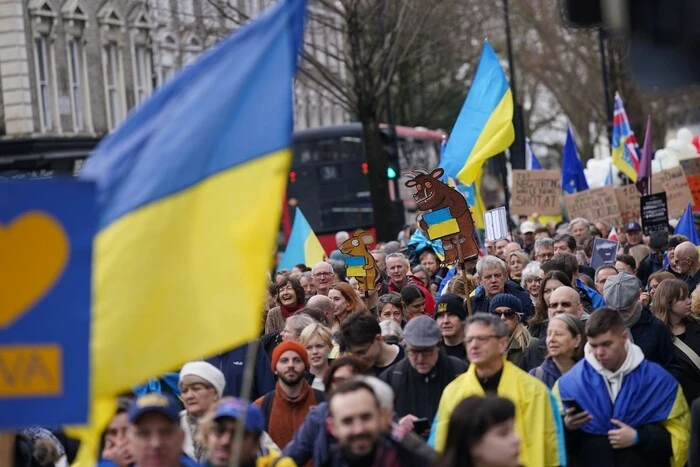 Тысячи людей на митинге в Лондоне