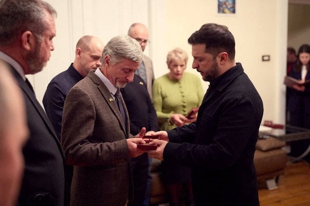 Зеленський в Ірландії вручив ордени дітям загиблих іноземних добровольців