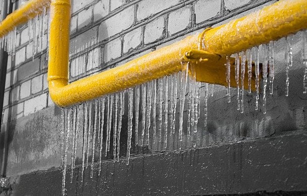 Mrozy zagrażają rurkom: 4 oznaki, że system wodociągowy zamarza
