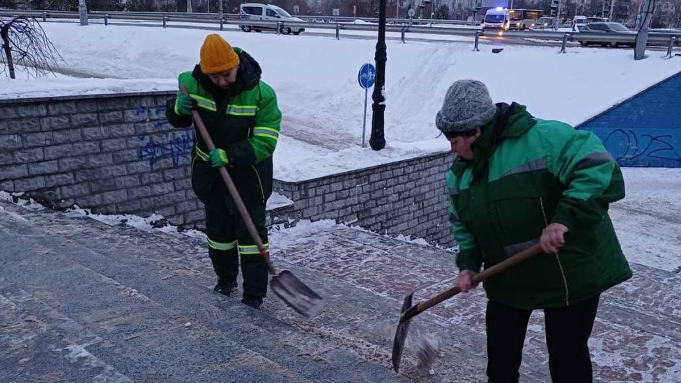 Снежный коллапс в Киеве: почему уборка проходит с разной скоростью в разных районах