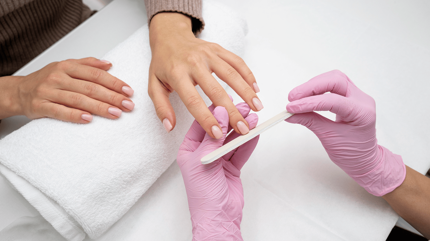 Sztylety i brokat: fenomen manicure lat 2000.