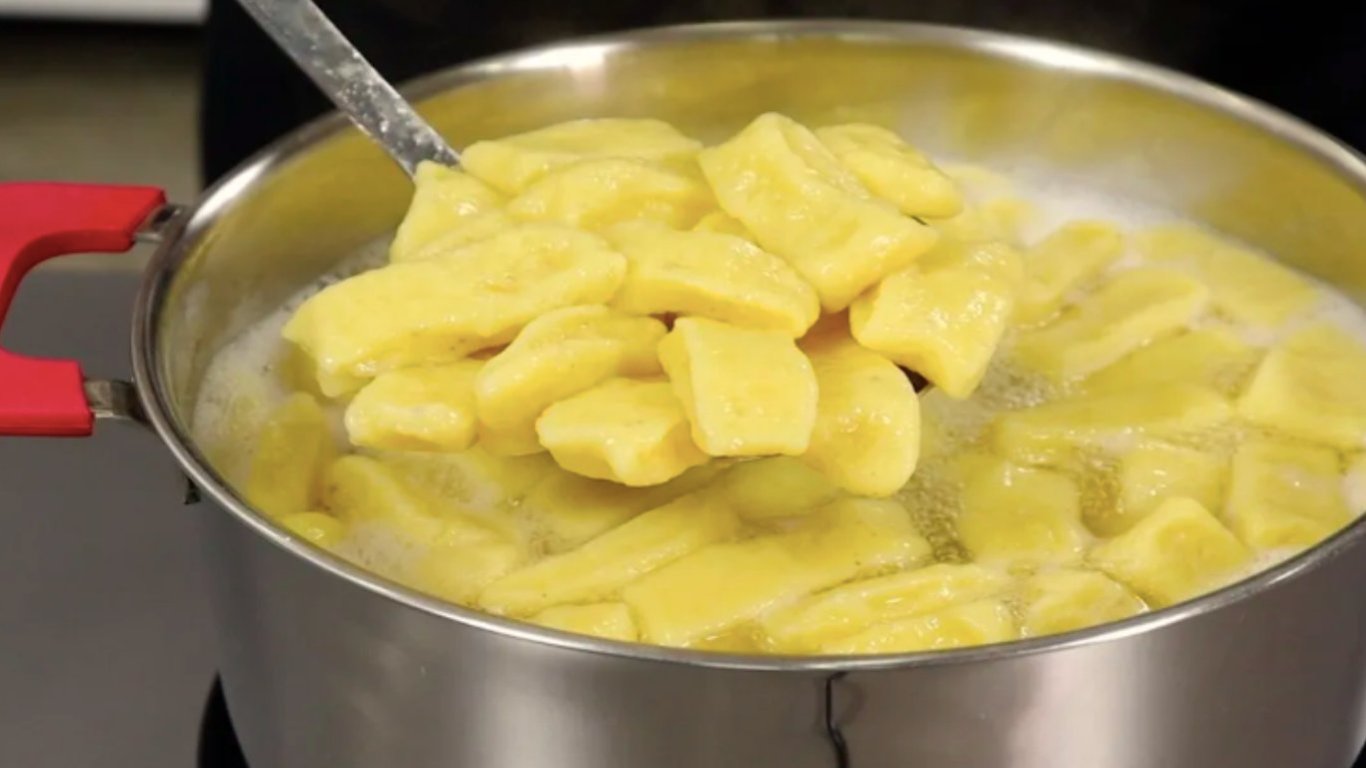 Prosty przepis na leniwe pierogi ziemniaczane: 600 g ziemniaków i 400 g mąki