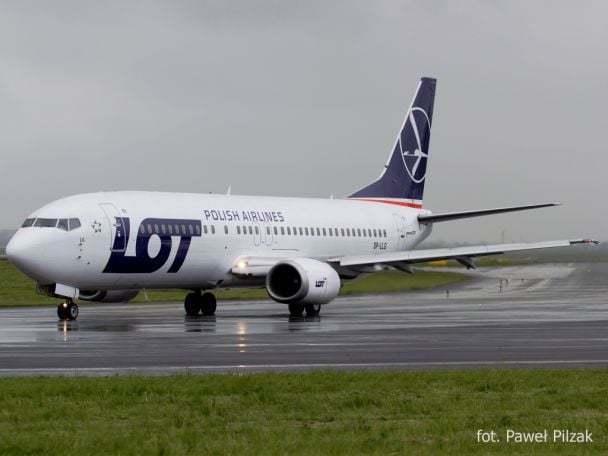 Самолет LOT Polish Airlines в небе