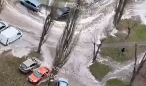 В Киеве снова прорвало трубу: бульвар Верховной Рады превратился в реку