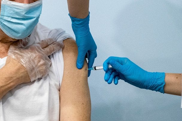 MOZ wyjaśnił, czy można się szczepić przez tatuaż na ręce