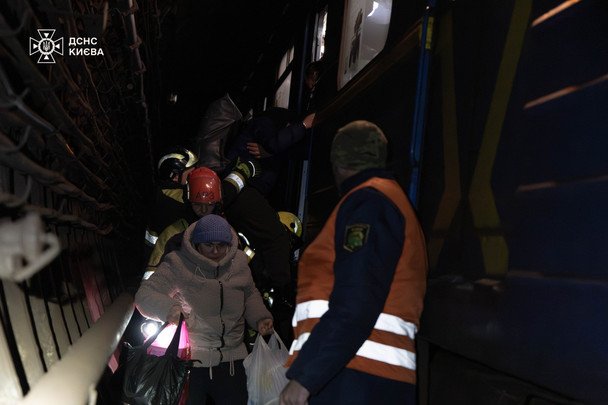 Киевское метро остановилось из-за сбоя в энергосети: почти 500 пассажиров эвакуировали из тоннелей