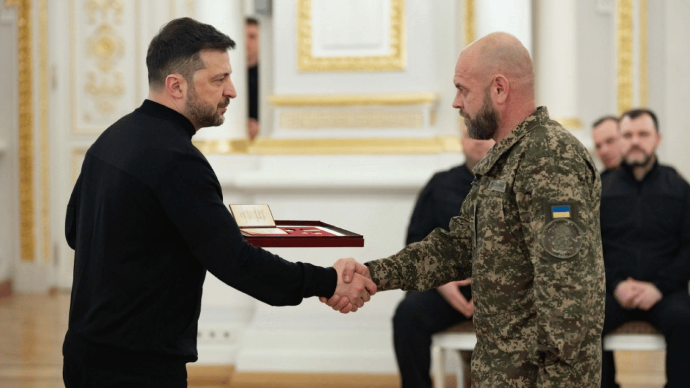 Зеленський вручає нагороди родинам Героїв