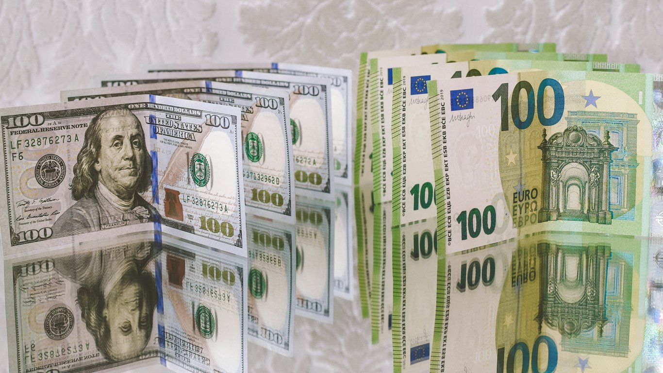 Ценные банкноты: как продать доллары и евро с особыми номерами дороже их стоимости