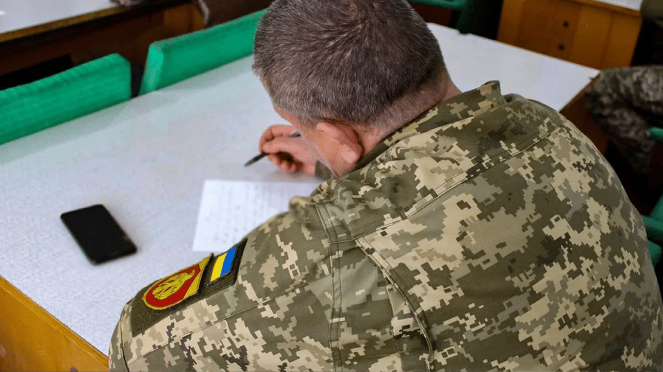 Військовослужбовець отримує документ