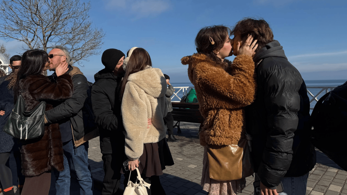 Пари цілуються біля моря в Одесі
