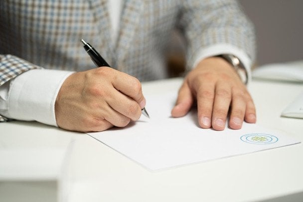 Kobieta znalazła w swoim akcie urodzenia niesamowity błąd: waga została podana jako 2,2 tony