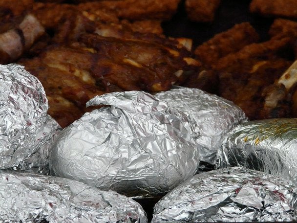 Czego nie pakować w folię aluminiową? Niebezpieczne połączenia w kuchni
