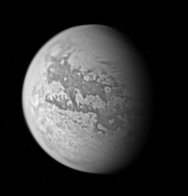 Cassini odkrył tajemnicę Tytana: wewnątrz nie ocean, a lodowa papka