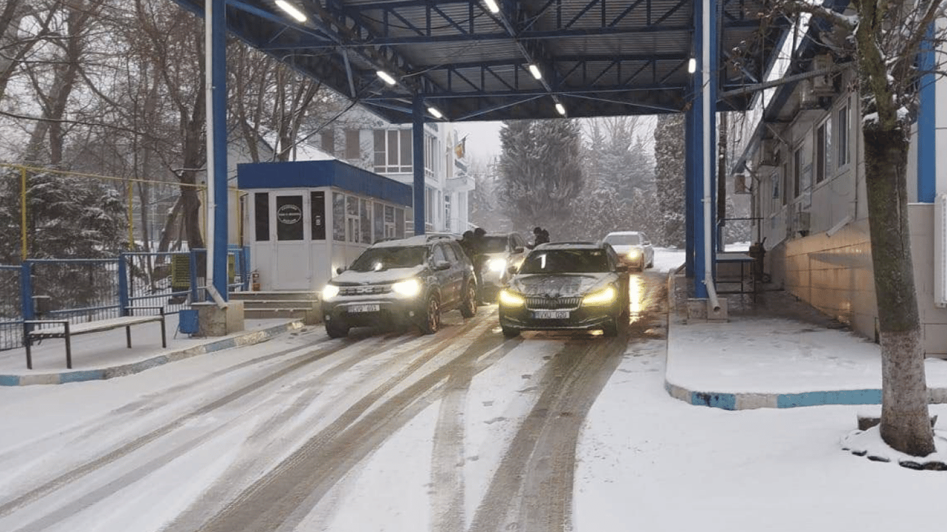 Многокилометровые пробки парализуют движение на трассе Одесса — Рени