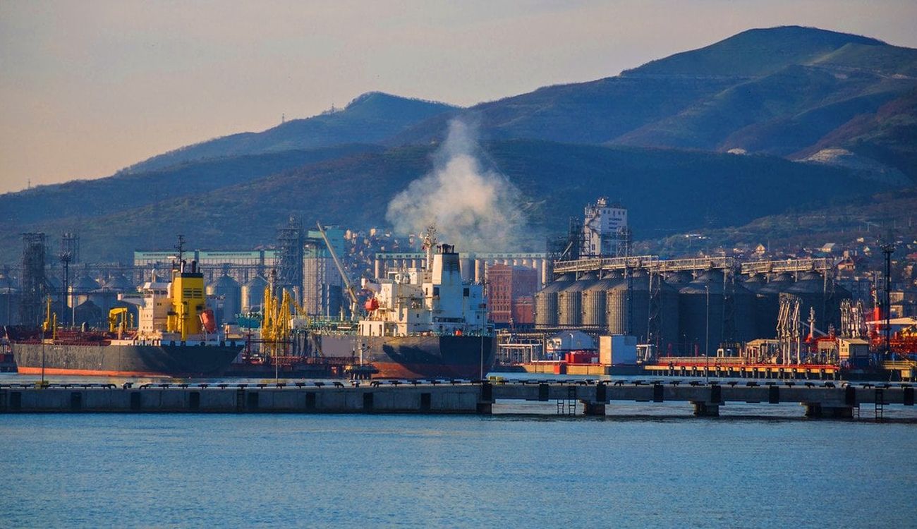 В Новороссийске введен режим ЧС из-за возгорания на нефтетерминале 'Шесхарис'