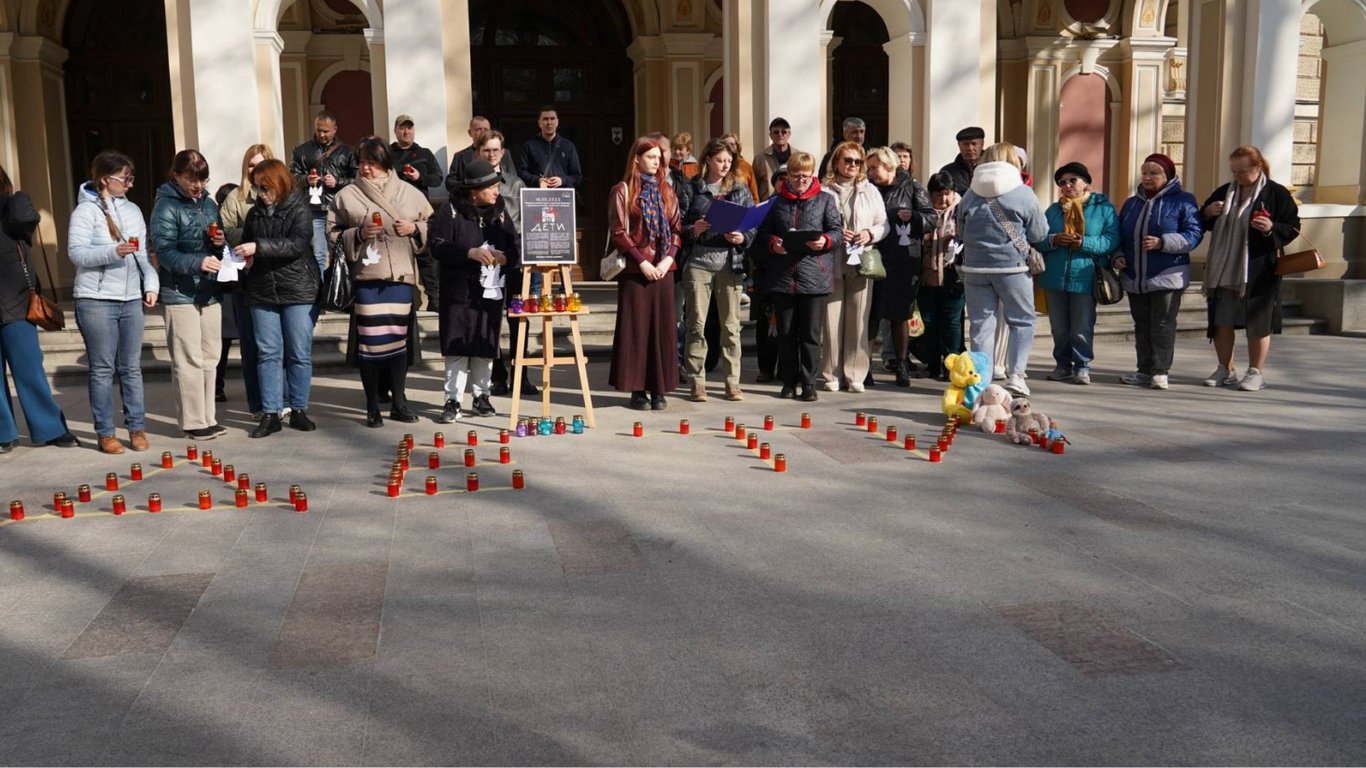 Odesa upamiętniła ofiary bombardowania teatru w Mariupolu: rocznica tragedii