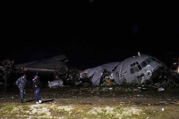 Крушение военно-транспортного самолета в Боливии: 15 жертв и неучтенные деньги на борту