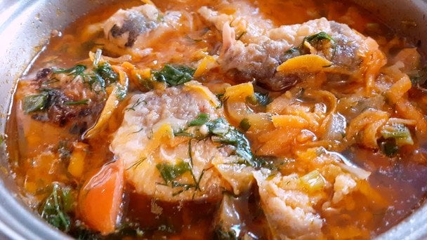 Dorsz po radziecku: tajny przepis na idealną rybę w sosie pomidorowym