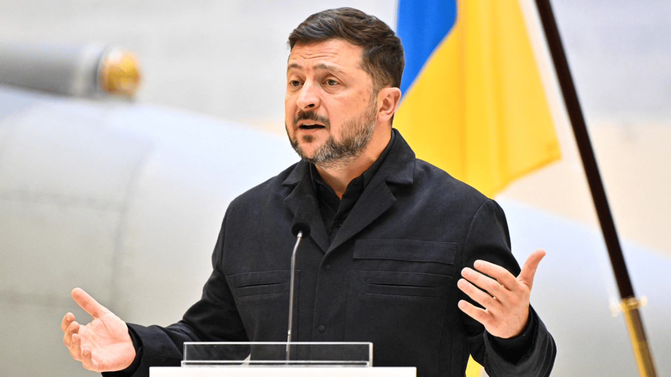 Зеленський на фоні пам'ятника жертвам