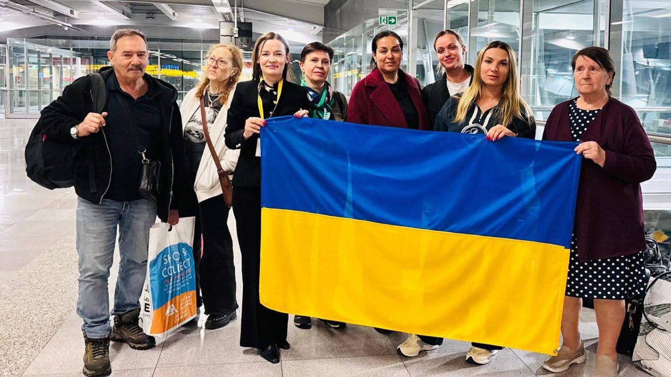 Евакуація 16 українців до Варшави