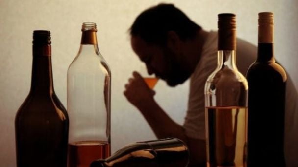 Test NHS na uzależnienie od alkoholu: cztery pytania, które warto sobie zadać