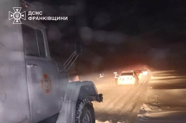 Мокрый снег на Ивано-Франковщине: спасатели извлекли из снежных заносов 12 автобусов и автомобилей