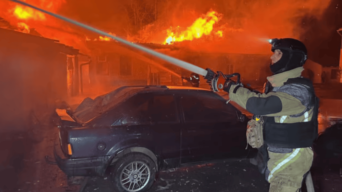 Rakietowy atak na Charków: zniszczone szyby i płonące samochody