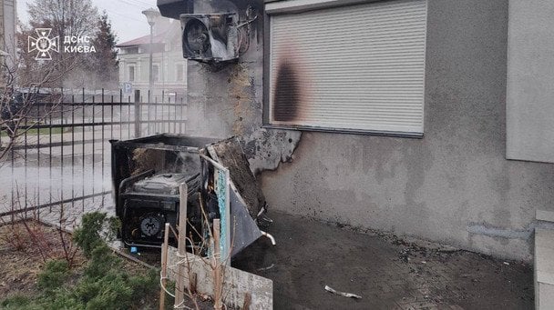 Пожар в Киеве из-за генератора: огонь охватил фасад жилого дома