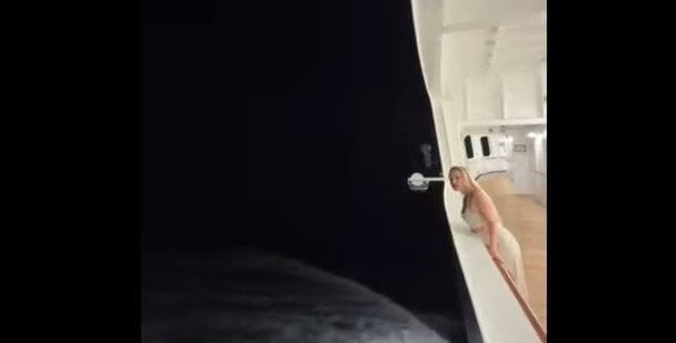 Вирусное TikTok-видео с круизного лайнера: Темнота океана пробуждает воспоминания о Титанике