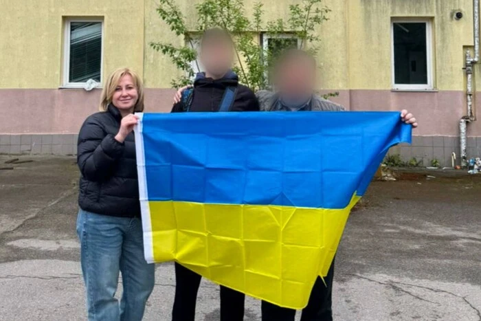 15-jähriger Junge aus dem besetzten Gebiet zurückgeholt, der seinen Vater über drei Jahre nicht gesehen hat